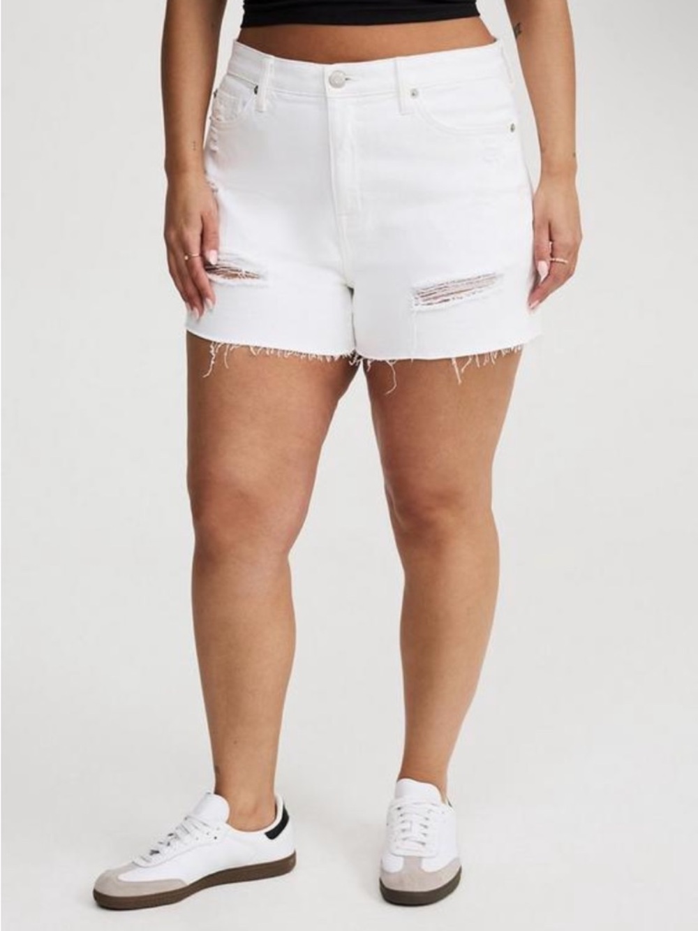 #T983- NWOT - Torrid 3.5'' Relaxed High-Rise Distressed Short - 22W